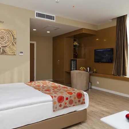 Grand Plaza Hotel 3*